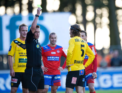 William Leandersson, Mjällby, tacklar Emil Krafth,