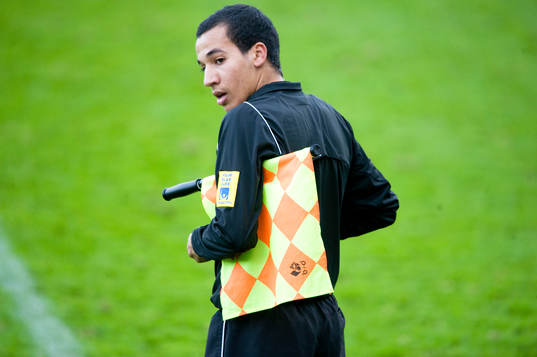 Zakaria Heddi, assisterande domare, flagga, linjeflagga