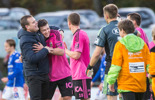 Mikael Stahre, tränare Göteborg kramar om Hannes Stiller