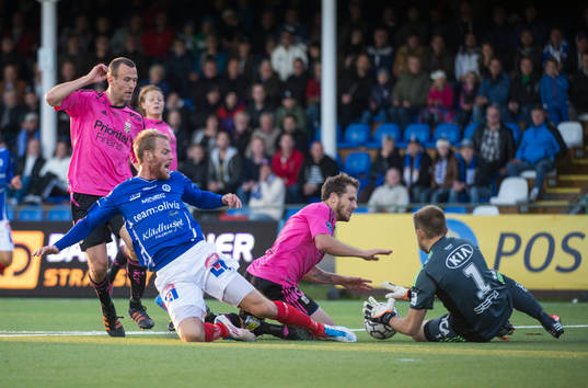 John Alvbåge, målvakt Göteborg plockar undan bollen