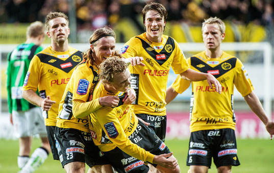 Oscar Hiljemark, Elfsborg, gratuleras av sina lagkamrater