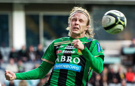 Jesper Florén, GAIS, rensar undan bollen med huvudet