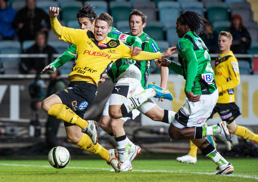 Viktor Claesson, Elfsborg, dras omkull av Mirza Mujcic,