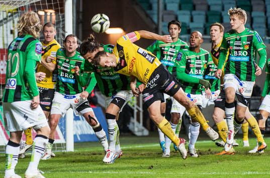 Anders Svensson, Elfsborg, försöker nicka in bollen i mål