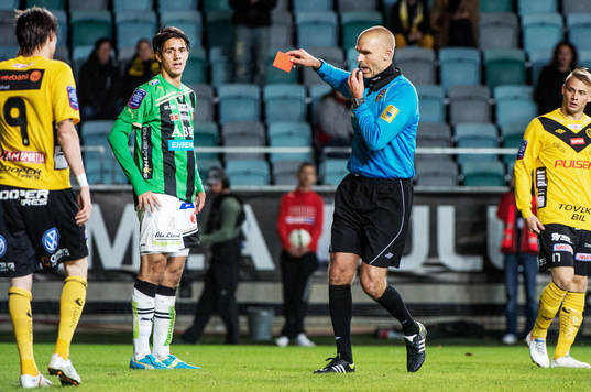 Mirza Mujcic, GAIS, får rött kort