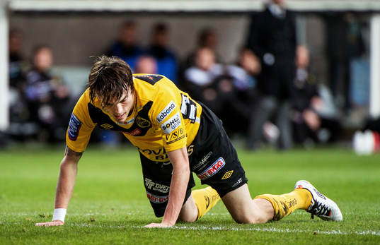 Lasse Nilsson, Elfsborg, ligger på gräset och deppar