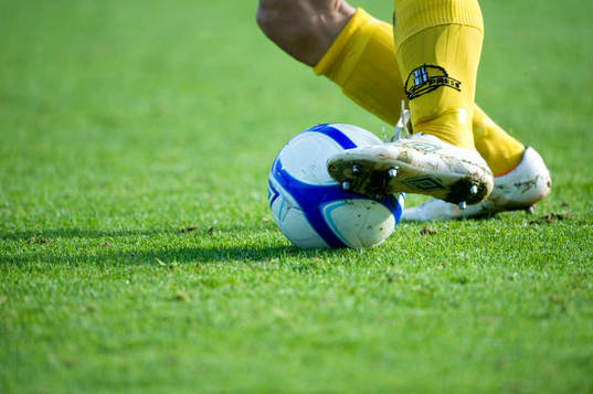 Fot, boll, fotboll, gräsmatta, fotbollsskor