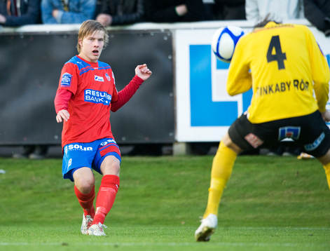 Jere Uronen, Helsingborg, inlägg, som stoppas av Daniel