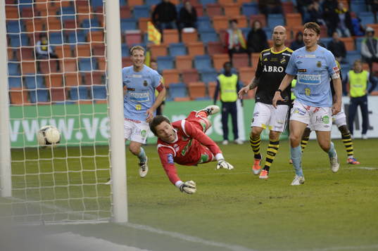Henok Goitom, AIK nickar in 1-0 bakom Mattias Hugosson,