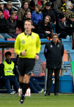 Per Olsson, tränare Gefle och domaren Andreas Ekberg i