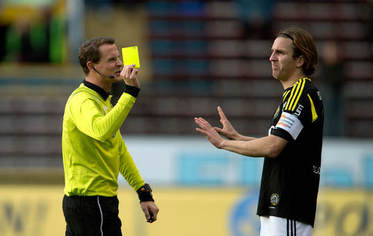 Andreas Ekberg, domare ger Nils-Eric Johansson, AIK ett