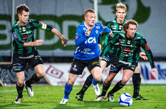 Gudjón Baldvinsson, Halmstad, jagas av Fredrik Björk och