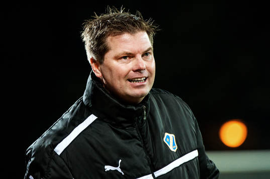 Jens Gustafsson, tränare Halmstad, ser sammanbiten ut