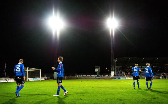 Några Halmstadspelare vänder om och går mot