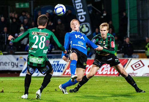 Anders Carlsson, Varberg, håller fast i armen på Gudjón