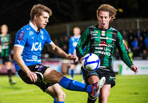 Mikael Boman, Halmstad, plockar ner bollen med foten
