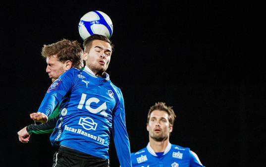 Kristinn Steindórsson, Halmstad, nickar bollen