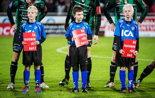 Bollkallarna håller i röda kort mot rasism