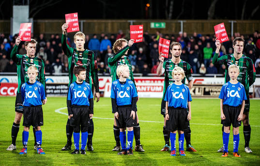 Varbergspelarna ger rasism rött kort vid lineup