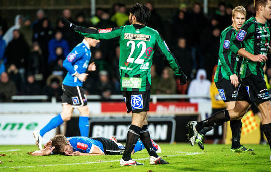 Mikael Boman, Halmstad, ligger kvar på gräset och deppar