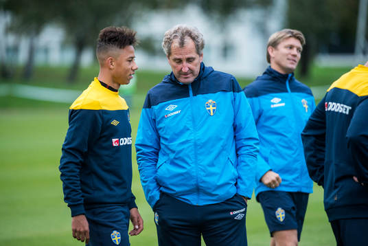 Tobias Sana och Erik Hamrén pratar