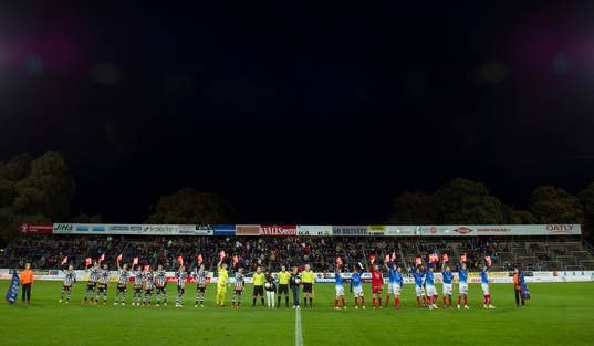 samtliga spelare i Landskrona och Trelleborg ger rasismen