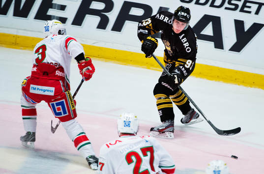 David Lillieström-Karlsson, AIK, passar pucken