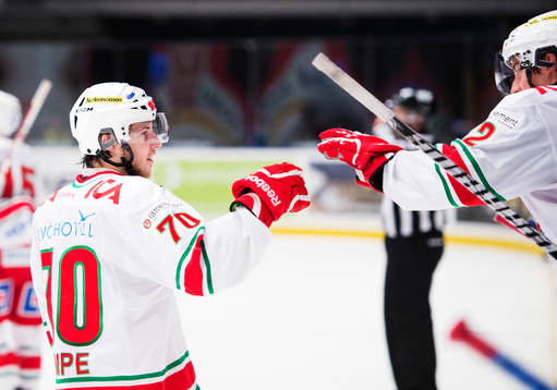 Mario Kempe, Modo, gratuleras till sitt 0-3-mål