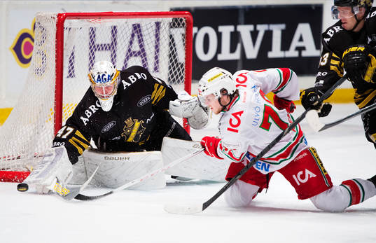 Niklas Lundström, målvakt, AIK, motar ett skott från