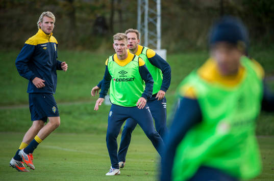 Ola Toivonen stressar på mittbackarna Michael Almebäck