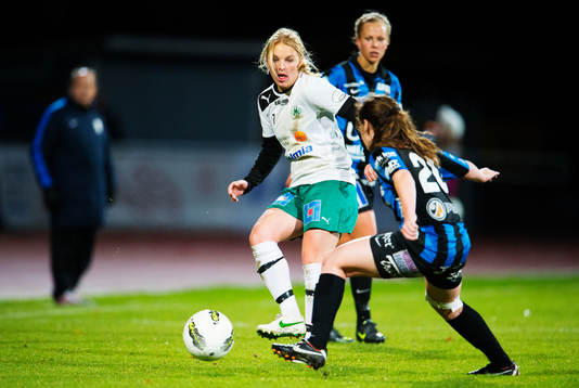 Mimmi Larsson, Mallbacken, passar bollen