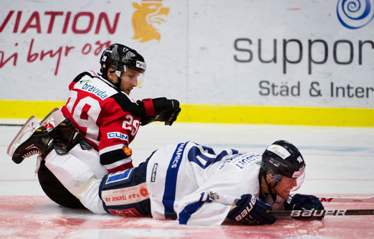 Tomas Kollar, Malmö Redhawks, landar på Martin Sandgren,