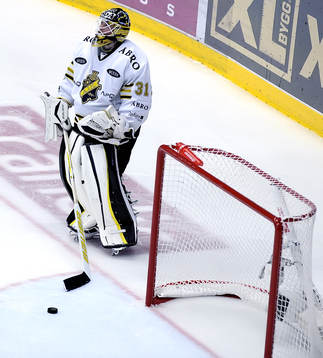 Daniel Larsson, målvakt AIK har just släppt in 2-0 målet