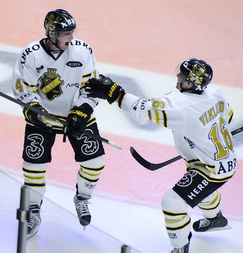 Broc Little grattas av Tobias Viklund, AIK jublar