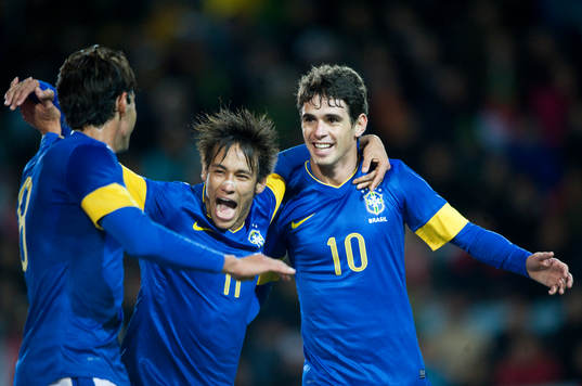 2-0, Oscar, som grattas av Neymar och Kaka, Brasilien