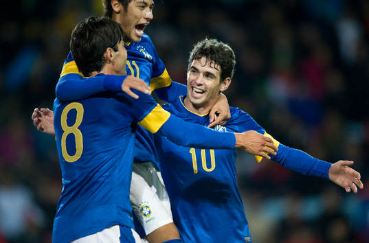 2-0, Oscar, som grattas av Neymar och Kaka, Brasilien