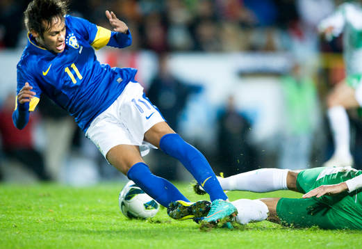 Naymar, Brasilien, stoppas av ett irakiskt ben