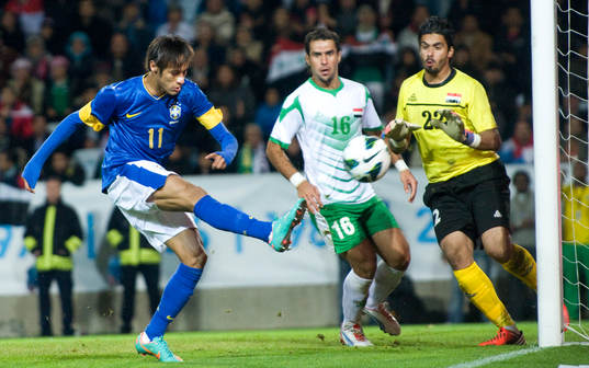 Neymar, Brasilien, helt fri med målvakten Jalal Hasan,