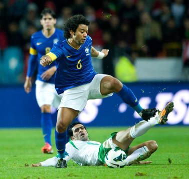 Marcelo, Brasilien, tacklas av Salam Saed, Irak