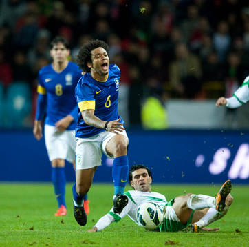 Marcelo, Brasilien, tacklas av Salam Saed, Irak