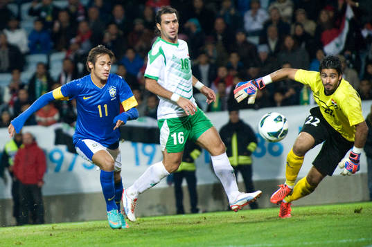 Neymar, Brasilien, helt fri med målvakten Jalal Hasan,