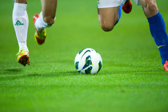 Fot, fotboll, gräsmatta, kamp om bollen