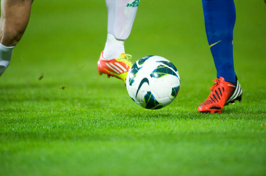 Fot, fotboll, gräsmatta, kamp om bollen