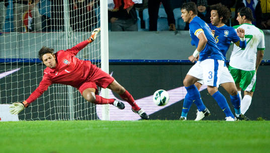 Diego Alves, målvakt, Brasilien, assisteras av Thiago