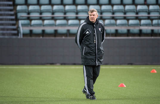 Färöarna tränar på Tórsvöllur Stadion. Lars Olsen,