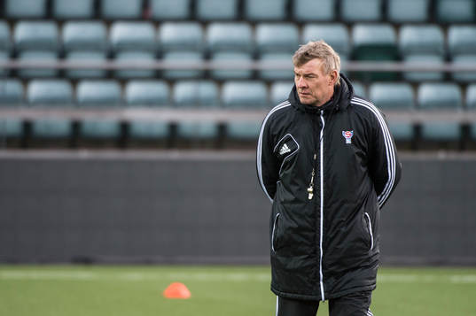 Färöarna tränar på Tórsvöllur Stadion. Lars Olsen,