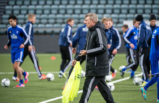 Färöarna tränar på Tórsvöllur Stadion. Lars Olsen,