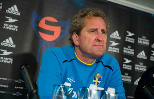 Sverige tränare på Tórsvöllur Stadion. Erik Hamrén,