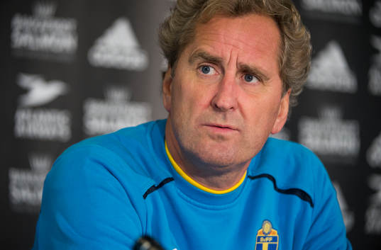 Sverige tränare på Tórsvöllur Stadion. Erik Hamrén,
