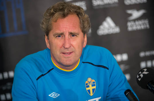 Sverige tränare på Tórsvöllur Stadion. Erik Hamrén,